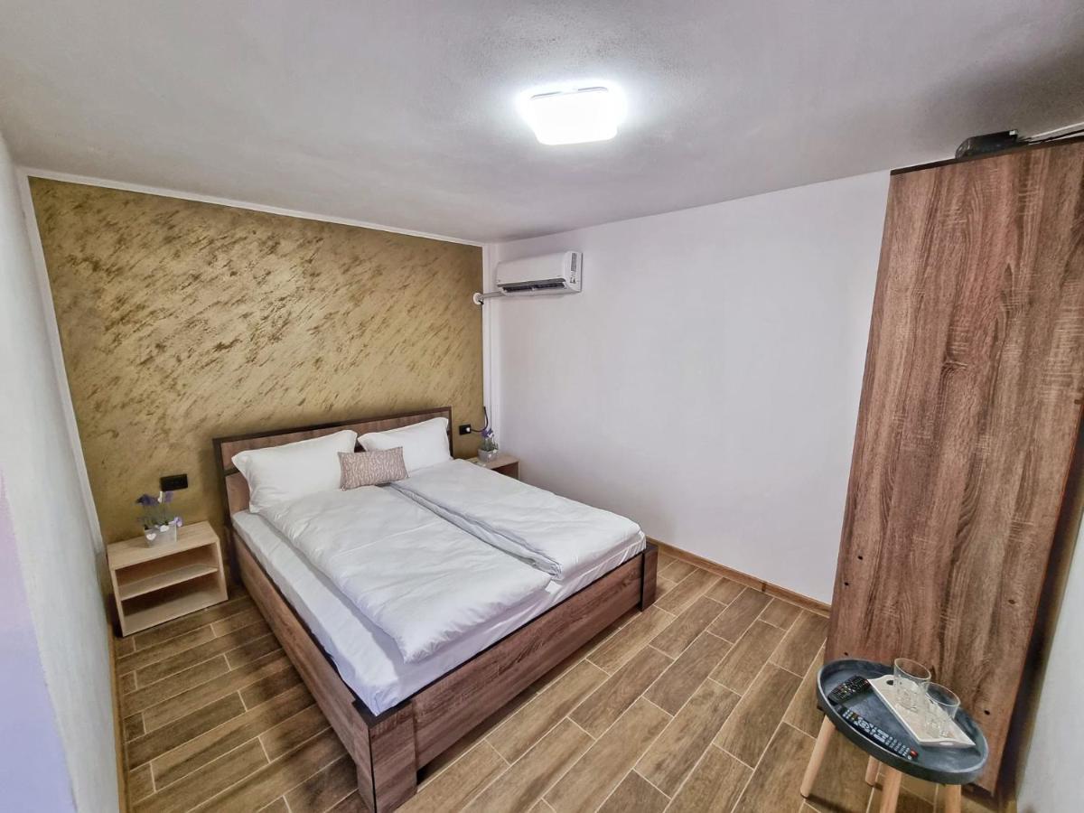 Cabana Varad Coronini Moldova Veche Exterior photo